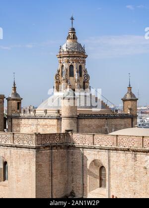 Die blau-weiß geflieste Kuppel und die Kuppel der Iglesia de la Anunciación aus dem 16. Jahrhundert in der Calle Laraña, Sevilla Stockfoto