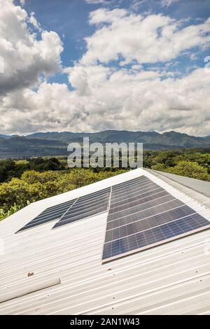 Solarpaneele warten auf die Installation auf dem Dach des ländlichen Gebäudes. Stockfoto