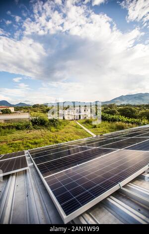 Hochwinkel von Solarzellen auf dem Dach des ländlichen Gebäudes in Guatemala. Stockfoto