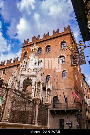 Verona, ITALIEN - 24. MAI 2019: Scaliger Gräber in Verona, Italien. Es ist ein gotisches Grabdenkmal, das die Familie Scaliger feiert, die in Verona von der TH regierte Stockfoto