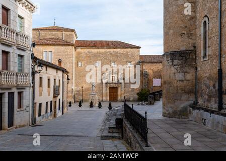 Caleruega, Spanien - 16. April 2019: Museum von Santo Domingo de Guzman in der mittelalterlichen Dorf Stockfoto