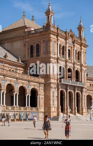 Das Gebäude Plaza de España von Aníbal González aus dem Jahr 1929 ist ein Beispiel für Die Architektur Des Regionalismus mit Elementen des Barock, der Renaissance und des maurischen Stils. Stockfoto