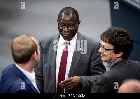 Berlin, Deutschland. Januar 2020. Karamba Diaby (M)(SPD), Bundestagsabgeordneter, ist bei der Abstimmung über das Mandat für den Einsatz von Streitkräften im Irak im Plenum. Nach Angaben des Bundestagsabgeordneten wurde sein Bürgerbüro in Halle erschossen. Credit: Fabian Sommer / dpa / Alamy Live News Stockfoto