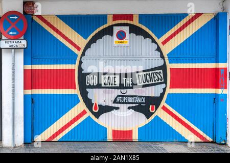 Eine patriotische britische Flagge, die auf einer Garagentür mit Blick auf den Palacio de las Dueñas gemalt wurde, würdigt die exzentrische Herzogin von Alba Stockfoto