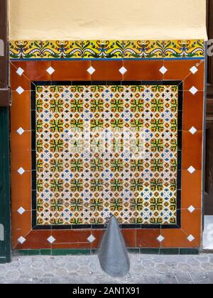 Bunte Keramikfliesen aus Azulejos schmücken den Sockel einer Wand an El Rinconcillo, der ältesten Bar Sevillas, die 1670 in der Calle Gerona gegründet wurde. Stockfoto