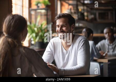 Glückliches Paar genießt das Datum im Café, das Kaffee trinkt Stockfoto