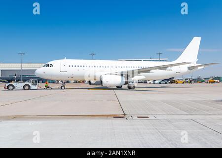 Stuttgart, Deutschland - 14. Juli 2018: Avion Express Airbus A320 Flugzeug am Flughafen Stuttgart (STR) in Deutschland. Airbus ist ein Hersteller von Flugzeugen aus Stockfoto