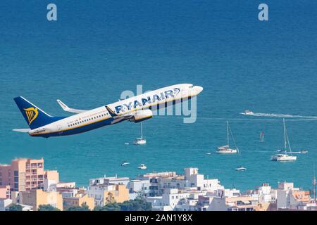 Palma de Mallorca, Spanien - 21. Juli 2018: Flugzeug Ryanair Boeing 737 auf dem Flughafen Palma de Mallorca (PMI) in Spanien. Boeing ist ein Flugzeughersteller Stockfoto