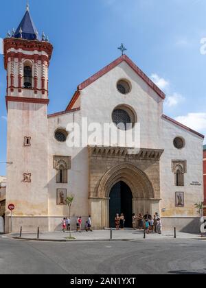 Die weiß getünchte Iglesia de San Román auf der Plaza San Román mit ihrem bunten und reich verzierten Glockenturm stammt aus dem 14. Jahrhundert. Stockfoto