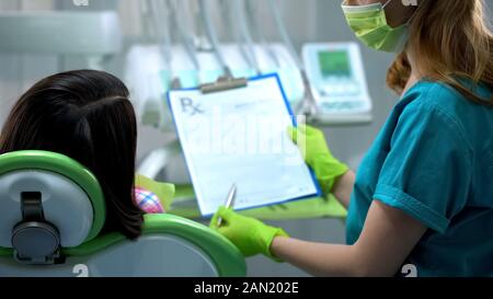 Zahnarzt mit weiblichen Patienten Versicherung vor dem Verfahren, Gesundheit Rezept Stockfoto