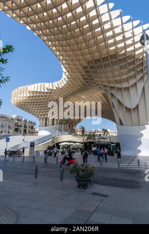 Jurgen Mayers Metropol Parasol 2011 erstreckt sich über die Plaza de la Encarnacion und die Calle Imagen. Stockfoto