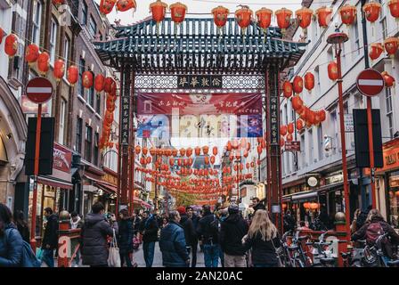 London, Großbritannien - 24 November, 2019: die Menschen zu Fuß durch Chinatown Gate in Chinatown, London. Chinatown ist die Heimat einer großen Ostasiatische Gemeinschaft und ist berühmt Stockfoto