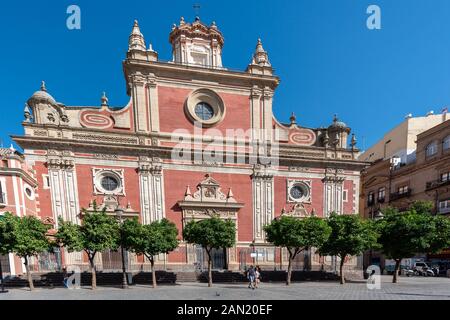 Auf dem ehemaligen Gelände der größten Moschee der Stadt steht die kunstvolle Fassade des Iglesia Colegial del Salvador, der zweitgrößten Kirche Sevillas Stockfoto