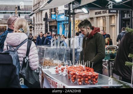 London, Großbritannien - 24 November, 2019: Verkäufer und Kunden an eine frische Garküche in Covent Garden Market, eine der beliebtesten Touristenattraktionen in London, U Stockfoto