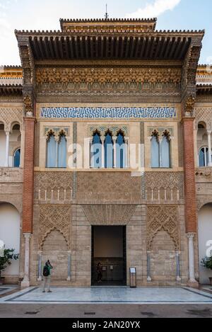 Die façade des Palacio de Don Pedro I von der Terrasse de la Monteria im Echten Alcázar. Es zeigt christliche und islamische Gestaltungselemente Stockfoto