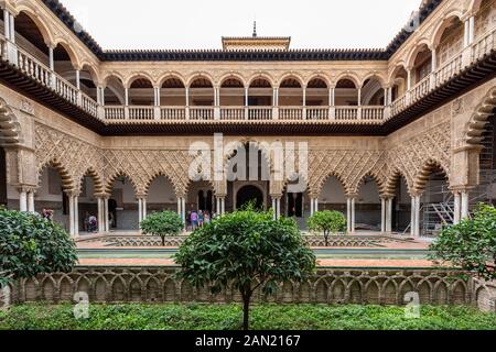 Der Patio de Las Doncellas und Galeria Alta der Palacio del Rey Don Pedro in der Real Alcazar. Stockfoto