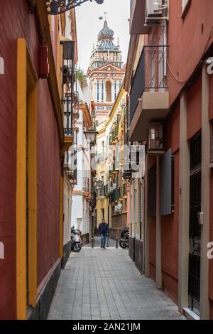 Der reich verzierte gotische Mudejar-Glockenturm von Martin Infante von Iglesia de San Pedro erhebt sich über farbenfrohe Wohngebäude, die die schmale Calle Descalzos säumen Stockfoto