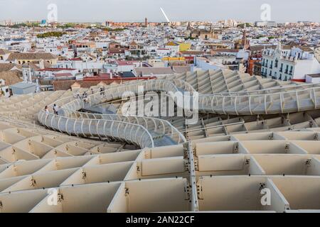 Der Dachsteg rund um den Metropol-Sonnenschirm von Jurgen Mayer bietet einen Panoramablick über Sevilla Stockfoto