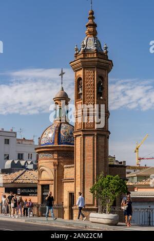 Die Capillita del Carmen de Puente de Triana, eine winzige Kapelle, Sakristei und achteckiger Kirchturm, der der Virgen del Carmen gewidmet ist Stockfoto