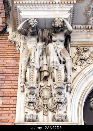 Eine aufwendige spanische Barockschnitzerei unterstützt einen Balkon über dem Eingang des La Flamenka Hostels in der Calle Reyes Católicos, Sevilla Stockfoto
