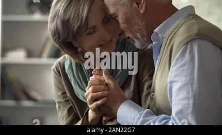Älterer Mann und Frau einander mit Liebe, halten sich an den Händen, ehe Stockfoto