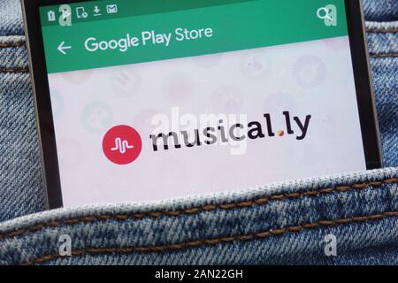 Musical. ly App bei Google Website spielen Store angezeigt auf dem Smartphone in Jeans Tasche versteckt Stockfoto