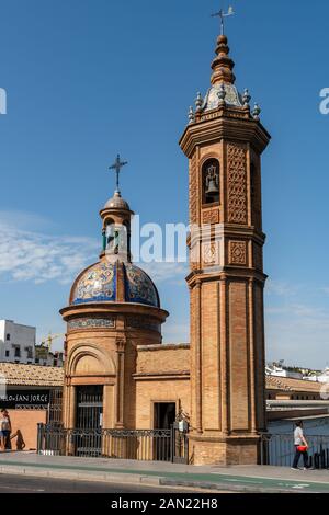 Die Capillita del Carmen de Puente de Triana, eine winzige Kapelle, Sakristei und achteckiger Kirchturm, der der Virgen del Carmen gewidmet ist Stockfoto