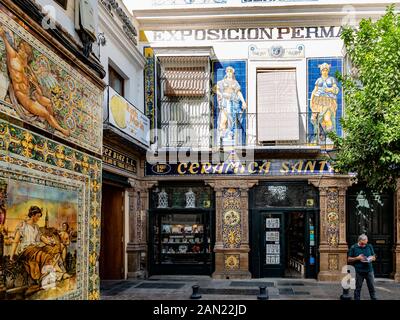 Die Fassade des Centro Ceramica Triana, das in der ehemaligen Keramikfabrik Ceramica Santa Ana in der Calle Antillano Campos, Sevilla, untergebracht ist. Stockfoto