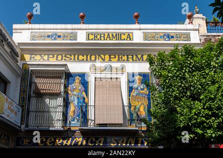 Die Fassade des Centro Ceramica Triana, das in der ehemaligen Keramikfabrik Ceramica Santa Ana in der Calle Antillano Campos, Sevilla, untergebracht ist. Stockfoto