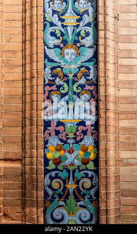 Bunte Azulejos von Cherubs schmücken eine Wandtafel an einem Gebäude in der Calle Rodrigo de Triana, Sevilla Stockfoto