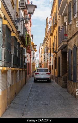 Ein großer Audi Q7 SUV drückt die Calle Santísimo Cristo de las Tres Caídas, eine schmale Gasse in Triana, Sevilla Stockfoto