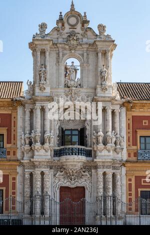 Matías und Antonio Matías Figueroas prächtiger Eingang der Kirchengueresque zum Palacio de San Telmo, der 1754 fertiggestellt wurde. Stockfoto