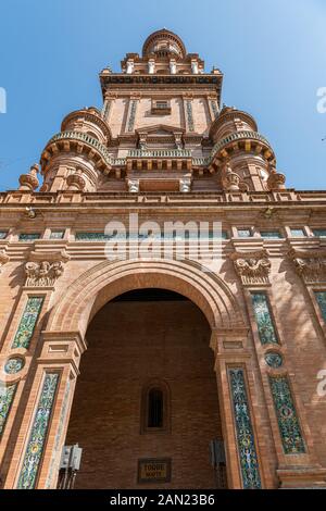 Ein Blick auf den Nordturm der Plaza de España mit seiner Mischung an Architekturstilen, die auf jeder Ebene zu sehen sind. Stockfoto