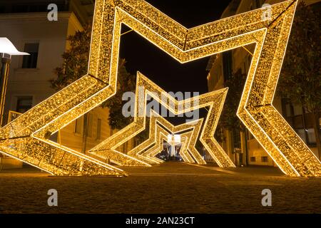 Podgorica, Montenegro - Januar 13, 2020: Weihnachten light Installation auf dem Hauptplatz Stockfoto