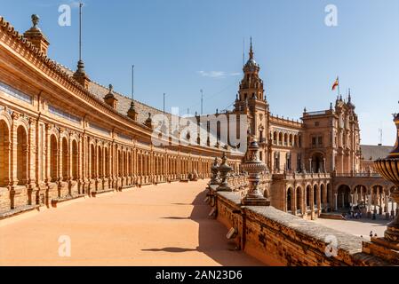 Die obere Terrasse des Gebäudes Plaza de España von Aníbal González mit seiner verzierten Keramikurnendekoration Stockfoto