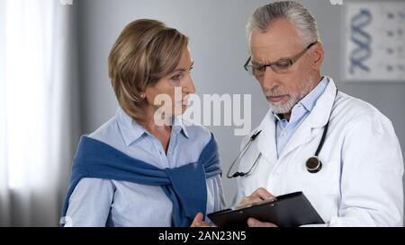 Erfahrenen Arzt zeigen Ergebnisse zu weiblichen Patienten, die Behandlung von Krankheiten Methode Stockfoto