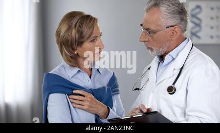 Alter Arzt sprechen zu schweren Patientin, Testergebnisse, Medizin Stockfoto
