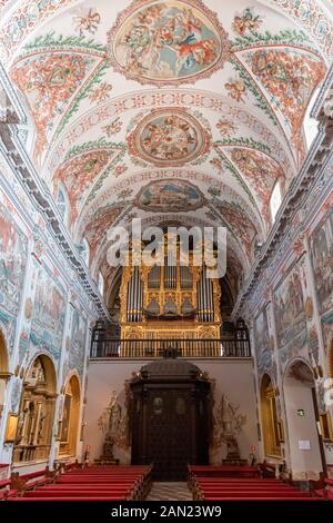 Eine vergoldete Orgel füllt die Rückseite des Kirchenschiffs in der Kirche des Hospital de los Venerables. Die Wände und Deckenfresken stammen von Juan de Valdés Leal. Stockfoto