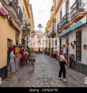 Farbenfrohe Gebäude säumen den schmalen Pasaje de Andreu im alten jüdischen Viertel von Sevilla in Santa Cruz Stockfoto