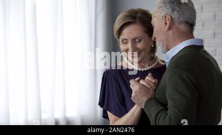 Gerne älteres Paar tanzen, beide lächeln, feiern Hochzeit Jahrestag Stockfoto