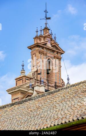 Der prunkvolle 18. Jahrhundert aus Parroquia de San Juan de la Palma mit seinen Keramikurnen und Details sowie schmiedeeisernem Wetterfahne und Kreuz. Stockfoto