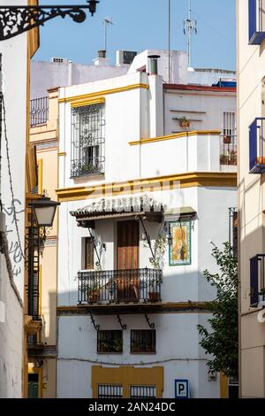 Ein kunstvoller Baldachin sitzt über einem dekorierten schmiedeeisernen Balkon auf einem weiß getünchten Haus in der Calle de Doña María Coronel Stockfoto