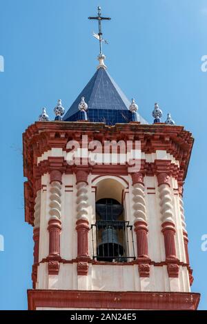 Der farbenfrohe und verzierte Glockenturm von Iglesia de San Román auf der Plaza San Román war einst das Minarett einer Moschee aus dem 11. Jahrhundert, die auf dem Gelände stand. Stockfoto