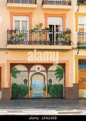 Ein farbenfrohes Haus auf der Plaza San Juan de la Palma mit seiner Topffabrik, einem schmiedeeisernen Balkon und einer verzierten Gartenmalerei im Innenhof. Stockfoto