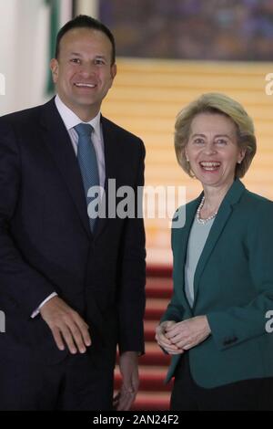 Der taoiseach Leo Varadkar ist mit der Präsidentin der Europäischen Kommission, Ursula von der Leyen, in Regierungsgebäuden in Dublin zusammenkommen. Stockfoto