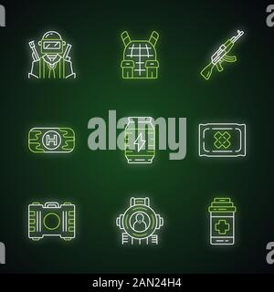 Online-Spiel-Inventar Neon-Licht-Symbole gesetzt. ESports, Cybersport. Soldat, Körperbewaffnung, Waffe. Erste Hilfe, Energydrink, Bandage, Schmerzmittel, Schießen Stock Vektor