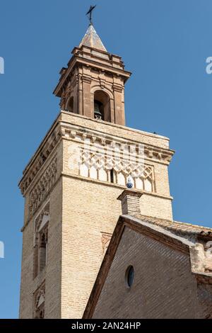 Der Giralda-ähnliche Turm von Iglesia de San Marcos, der auf einem früheren Minarett basiert, ist eines von mehreren Mudejar-Merkmalen der Sevillianischen Kirche aus dem 14. Jahrhundert. Stockfoto