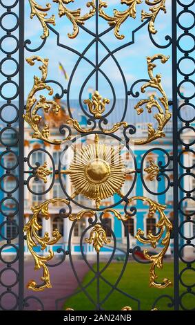 Tsarskoye Selo, St.-Petersburg, Russland - Oktober 15, 2019: Das Fragment der Geländer und das Tor der Catherine Palace. Stockfoto