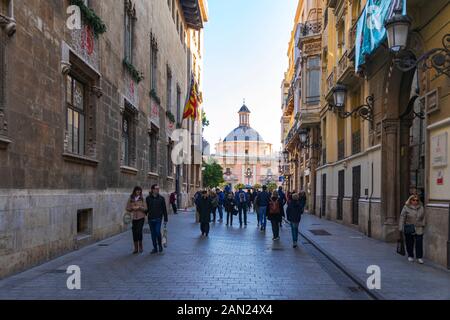 Valencia, Spanien - 2. Januar 2020: Menschen, die in der Straße Carrer dels Cavallers in der Altstadt von Valencia, Spanien, spazieren gehen Stockfoto