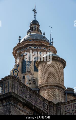 Die blau-weiß geflieste Kuppel und die Kuppel der Iglesia de la Anunciación aus dem 16. Jahrhundert in der Calle Laraña, Sevilla Stockfoto